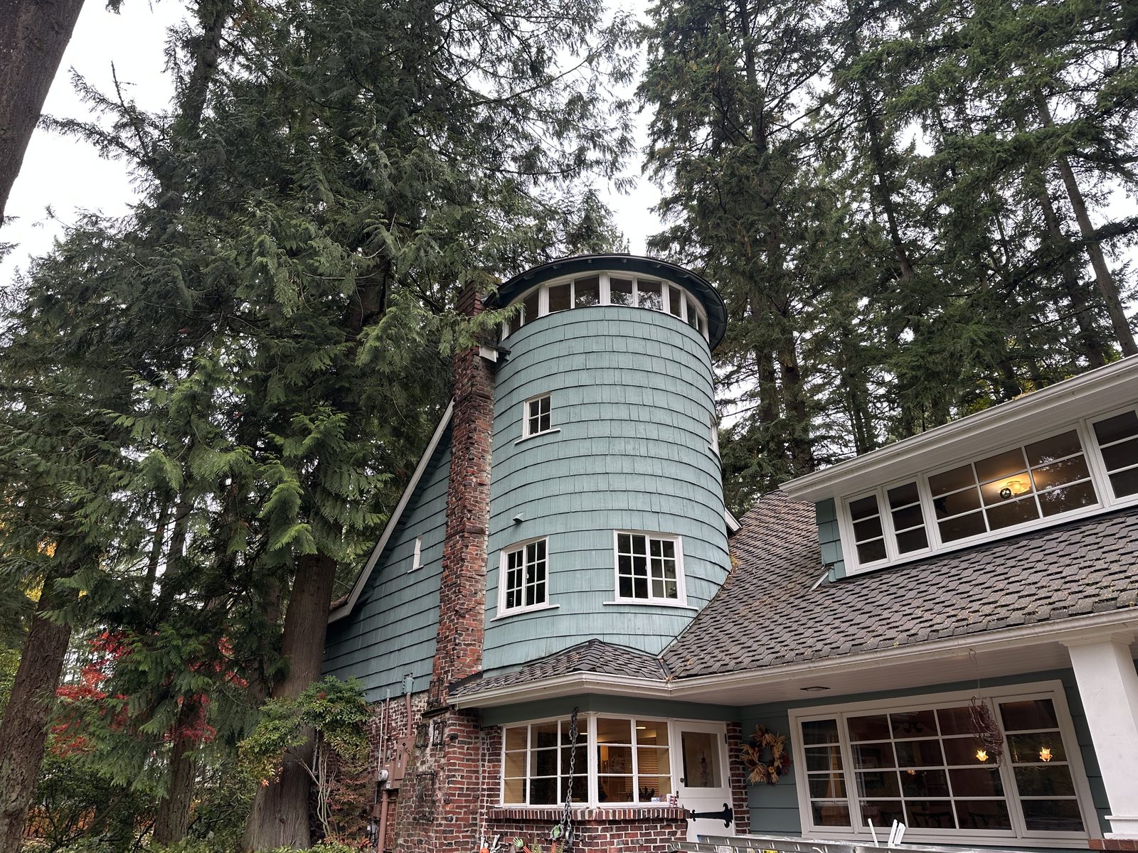 Bellevue home exterior with replacement windows by Window Fellas